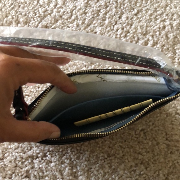 Disney 2018 Food & Wine Dooney & Bourke wristlet - Picture 3 of 3